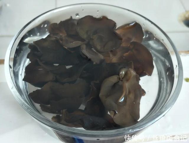 泡木耳,不要只用清水泡了,教你一招,3分钟就能泡得又大又干净