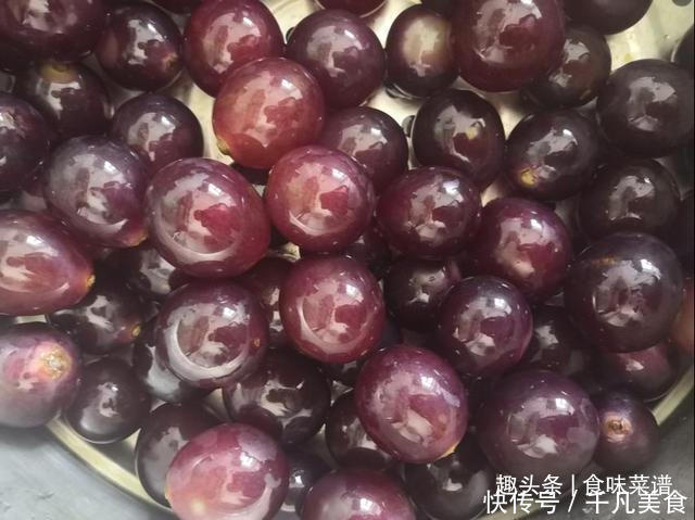  洗葡萄，只放面粉和盐就错了，还有一步更重要，不然只会越洗越脏