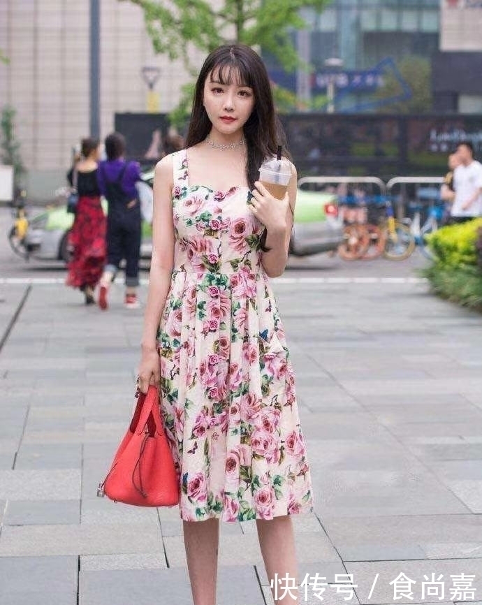 前卫|街拍:稳重韵味十足的大姐姐,丰腴有致,前卫穿搭总有适合你的!