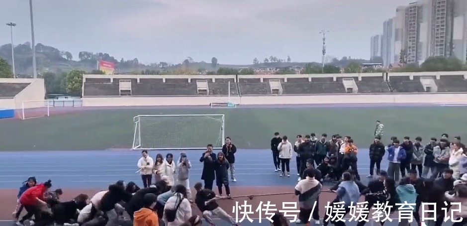 专业|学校拔河比赛,班里只有一名男生是什么体验,操场地面如此丝滑