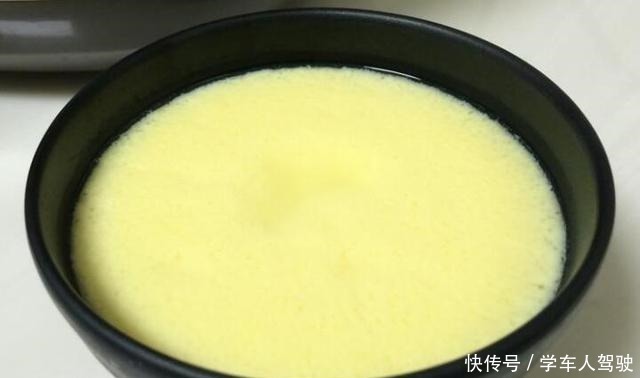 蒸鸡蛋羹时,有人加盐,有人加水,教你正确做法,又滑又嫩无蜂窝