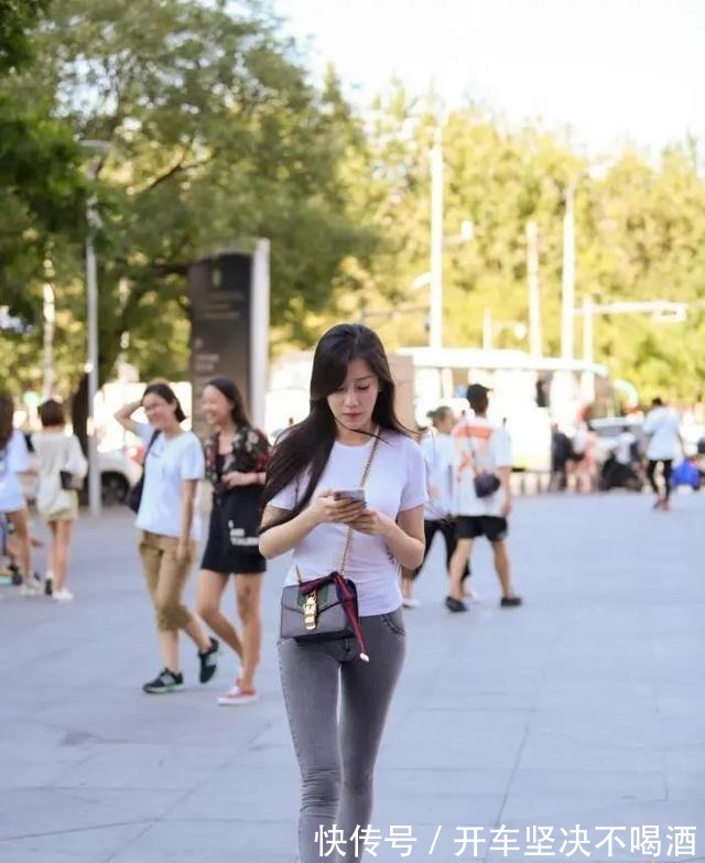 紧身|瘦中有“肉”的牛仔裤美女，展现休闲惬意的感觉，凸显气质
