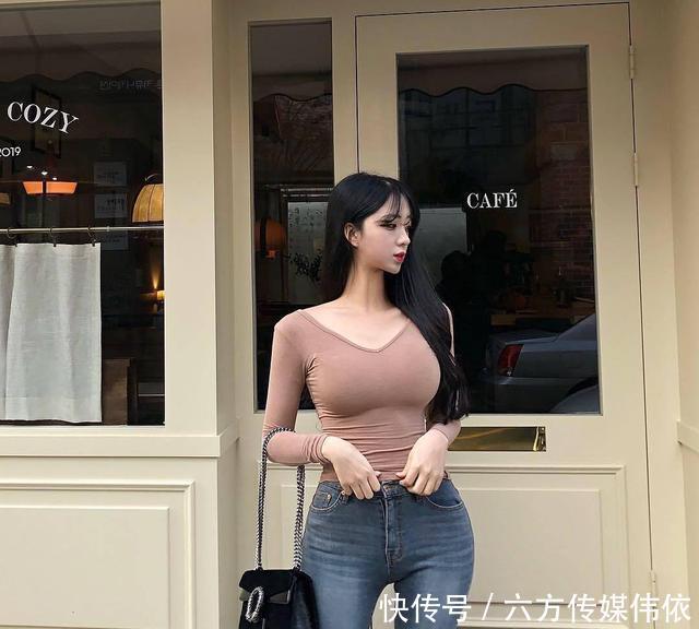 搭配牛仔裤的美女更显精致甜美，洋溢着成熟的优雅魅力，自信满满