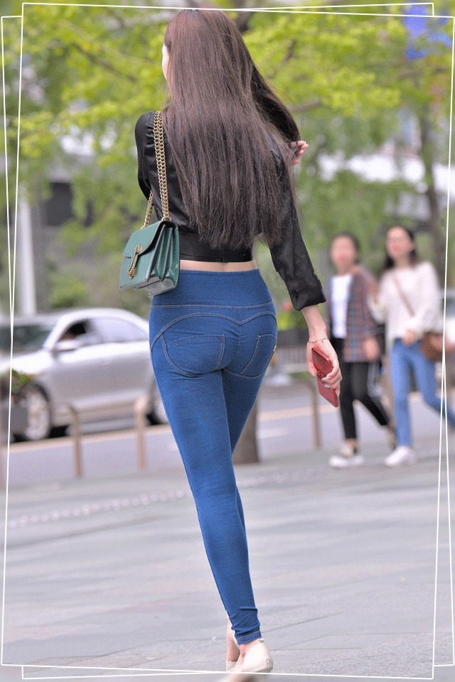干练 牛仔裤搭配显得精致又颇为干练,让女性提升整体的曲线
