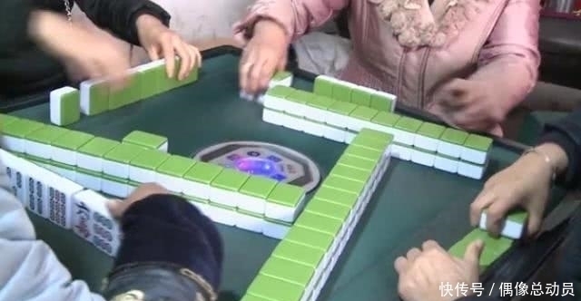 打滚|女子打麻将,儿子要求做饭被拒,3小时后,儿子在麻将桌下打滚