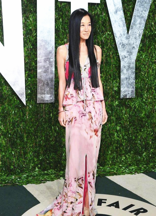 搭配|72岁王薇薇和36岁男友同框,长发飘逸颜值在线,黄色吊带裙吸睛