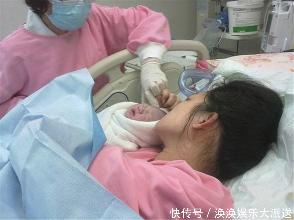 娘胎|"最猴急"宝宝实至名归,刚出娘胎就要和妈妈握手,余生请多指教