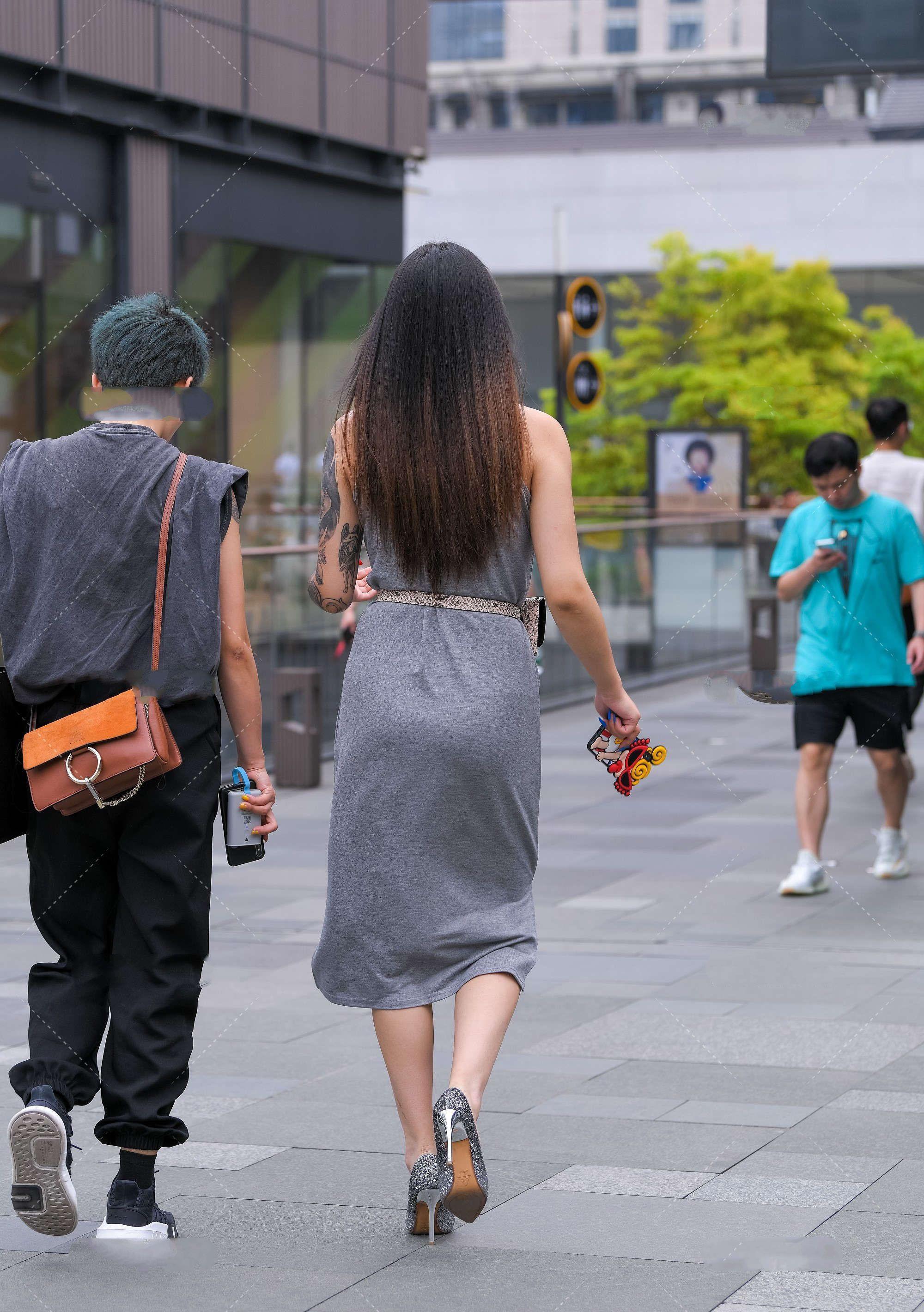 一刀切|挂脖背心连衣裙，气质又清爽，下面分享一点连衣裙选择小技巧