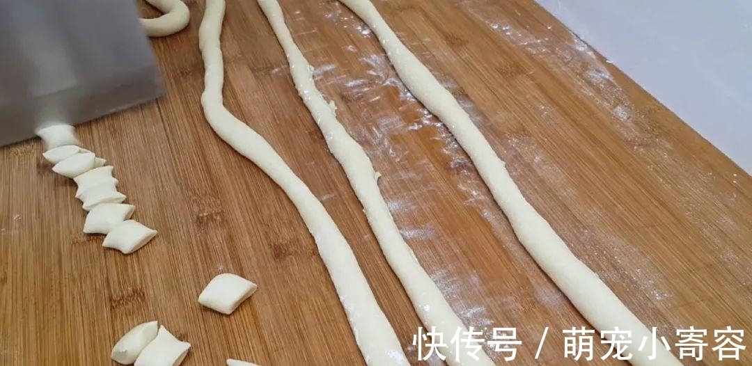 麻花|面粉别炸油条了，撒2把芝麻，外皮焦脆又香甜，比油条麻花好吃