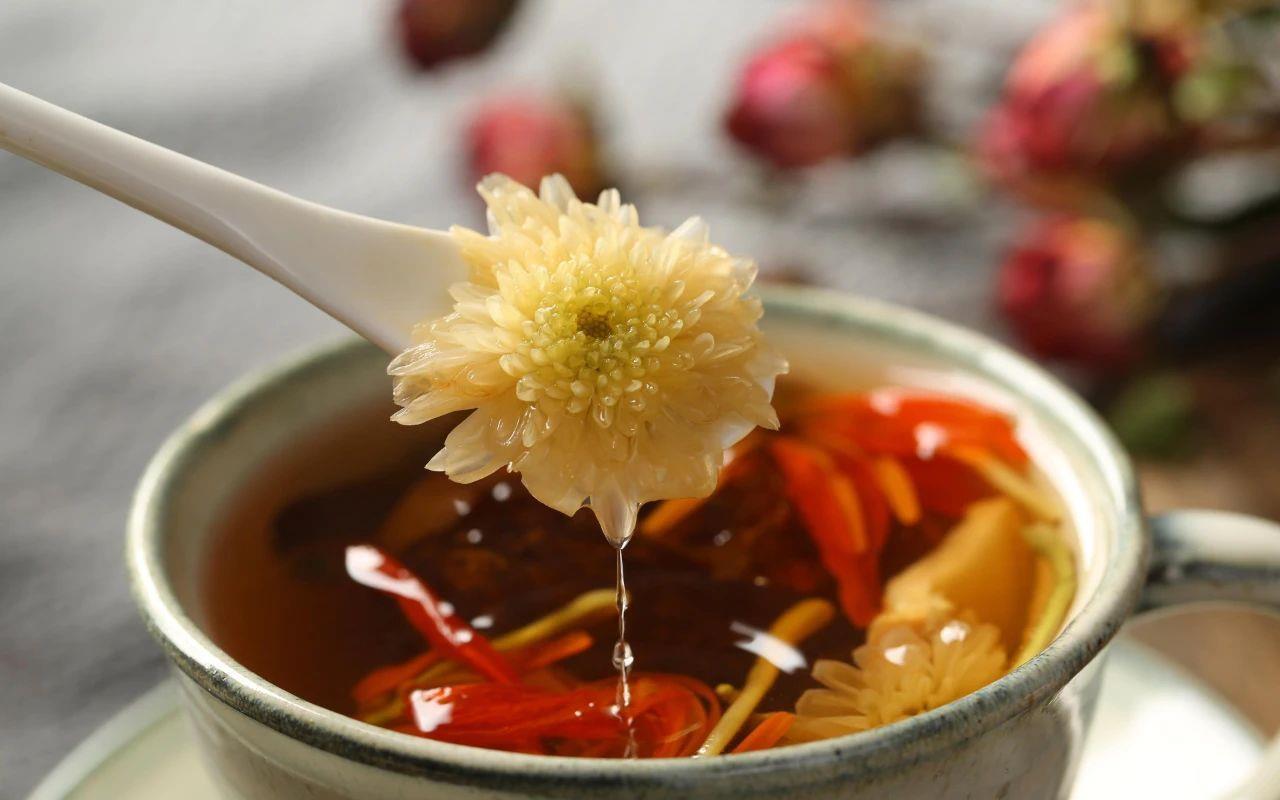 肝经|经常喝菊花茶的你,知道菊花的功效有哪些吗?清热解毒只是其一