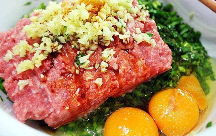 怎么拌饺子馅才好吃?加鸡蛋熟油不是最好方法,这么做才鲜嫩多汁