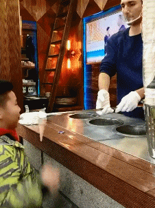 |搞笑gif:阿姨,你啥时候变得身轻如燕了,平时不是这样的啊