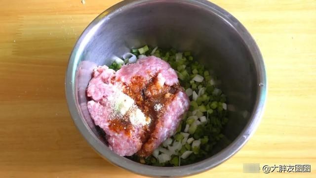 水煎包怎么做才好吃？教你煎出薄薄的脆底，皮薄馅大，肉嫩多汁