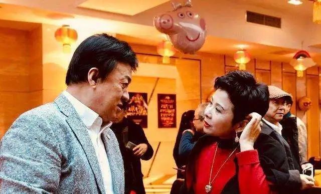 厉害|大家都是认识董文华的,可以说她整个人在唱歌方面还是比较厉害