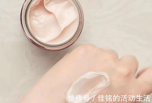 唇部 女人过了50岁,化妆品、护肤品不用买太多,日常有这几样就够了!