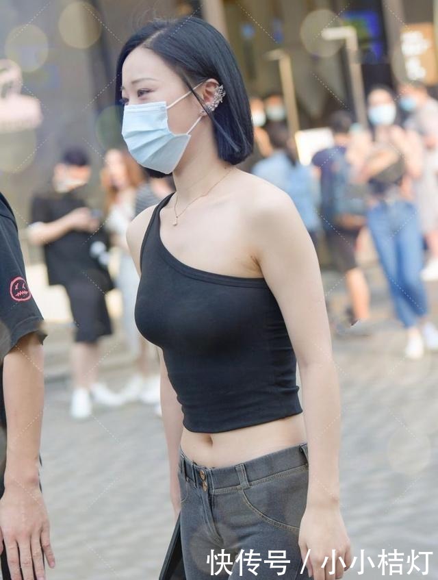 肩衣|黑背心与露脐牛仔裤搭配,轻松成了人群的焦点
