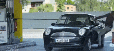 |搞笑GIF:你明天可以不用来了,居然挡道!