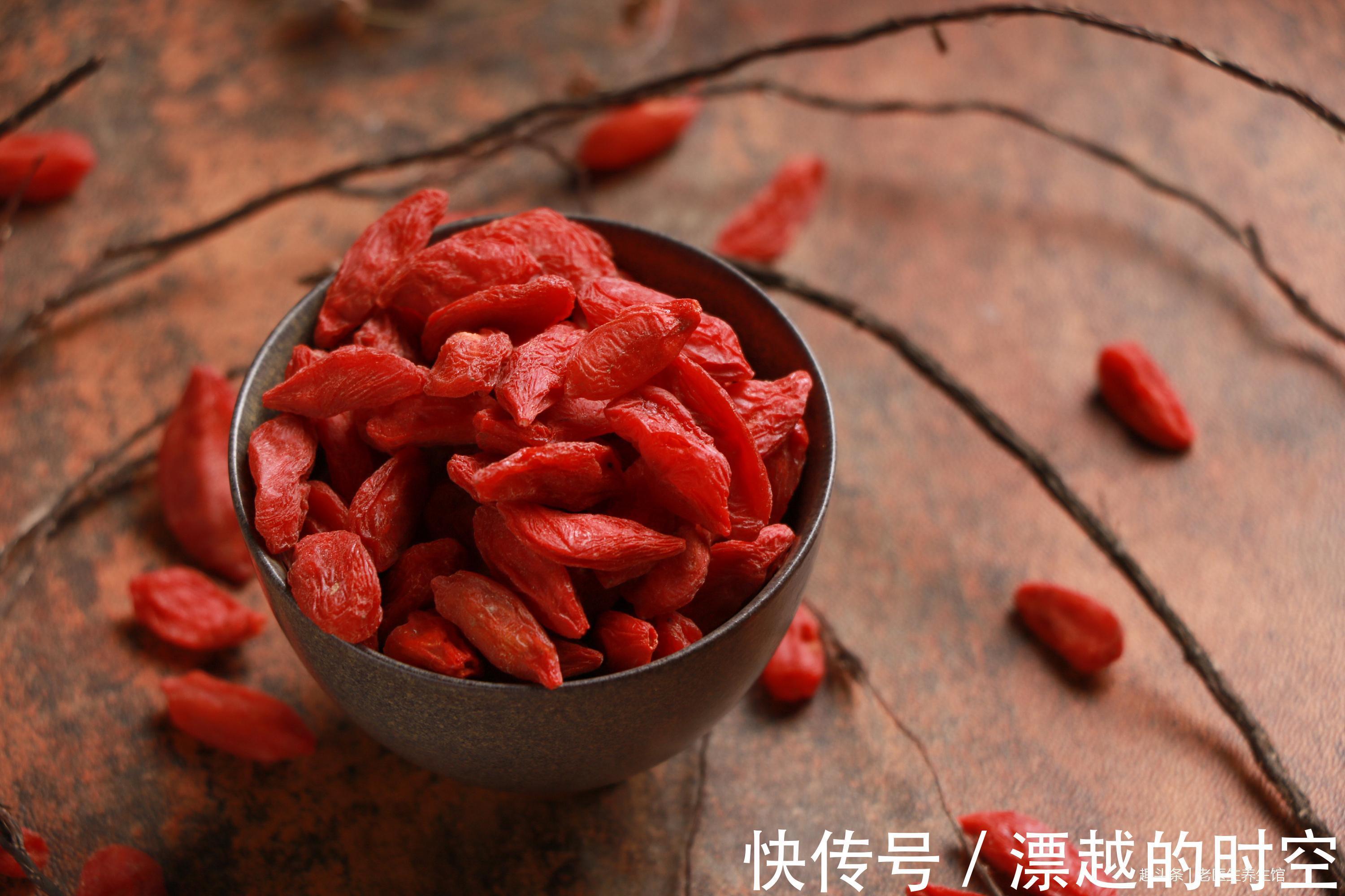 祛湿|你还在拔罐祛湿吗枸杞和它泡一泡,连喝一周湿气全消,腰也细!