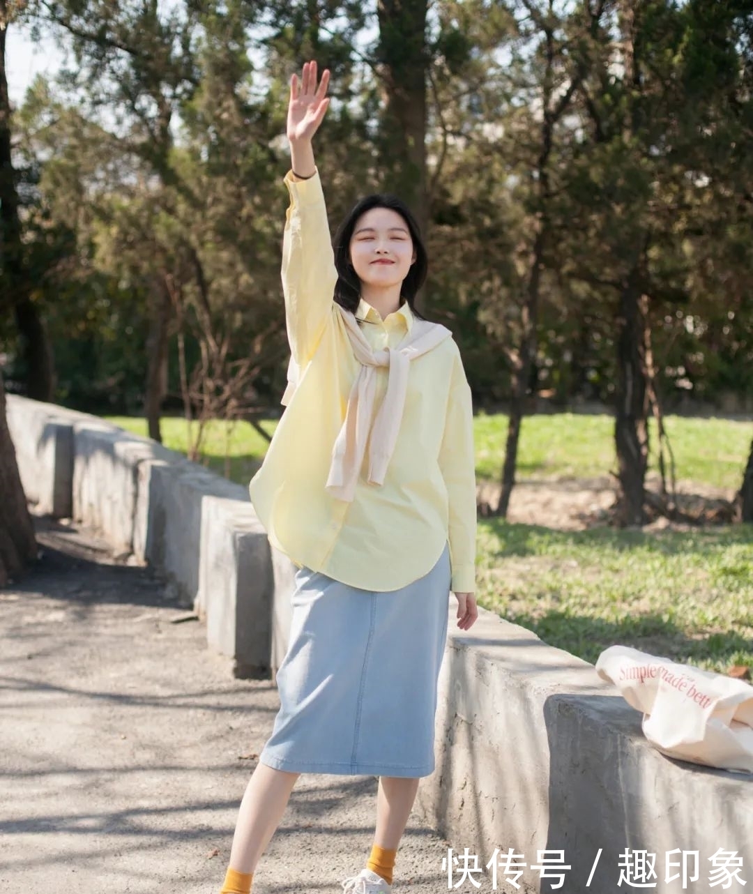 薄卫衣+半裙、衬衫+马甲,这才是今春最潮穿搭