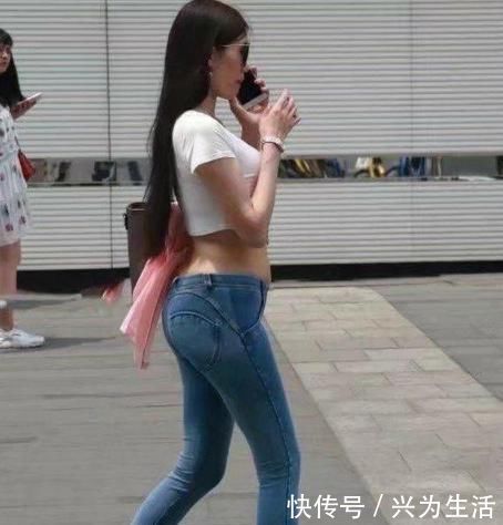厉害了，那么紧的牛仔裤也要硬往里面塞，网友尴尬癌都犯了