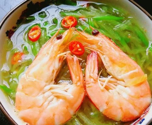 我家萝卜从不炒着吃，放几个大虾，又鲜又香，出锅汤汁一滴不剩