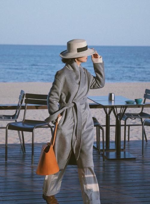 50岁的女人，大衣尽量别穿纯黑色，学三木妈妈这样搭，真优雅