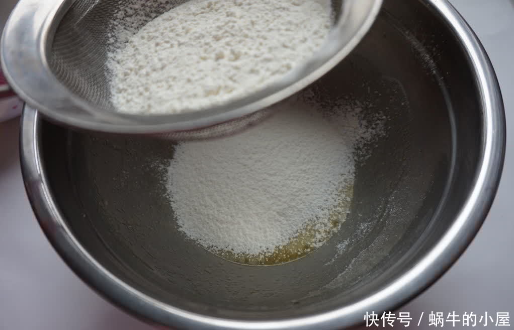 这款小零食香酥可口，做法简单，家里可以多备点，孩子很喜欢吃