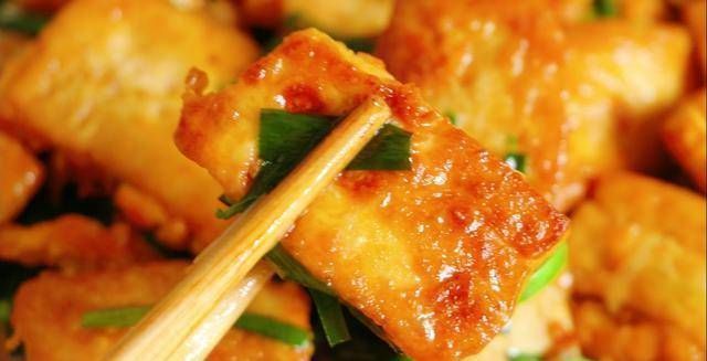 老公|豆腐里打2个鸡蛋,简单一炒,老公孩子最喜欢,每次上桌都吃光光