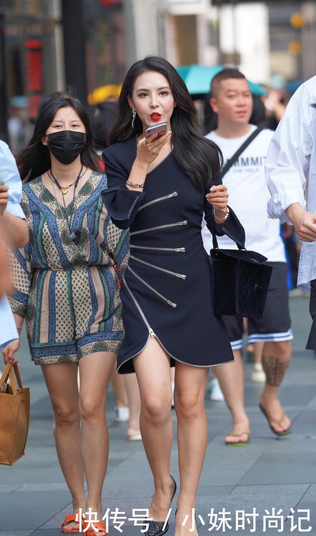 街拍:简约风格的藏青色连衣裙,加上六条拉链做装饰,精致又颇具正式感