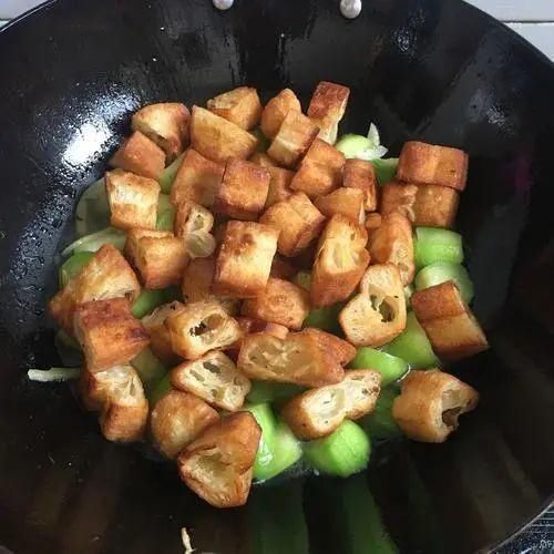 水内浸泡|这菜越吃越养人,天然的“褪黑素”,比肉便宜,补水润肤,皮肤变白了