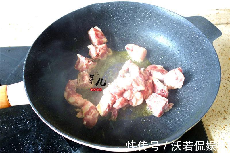 青笋烧排骨,做法简单,上桌被疯抢,连汤也不剩,美味又下饭