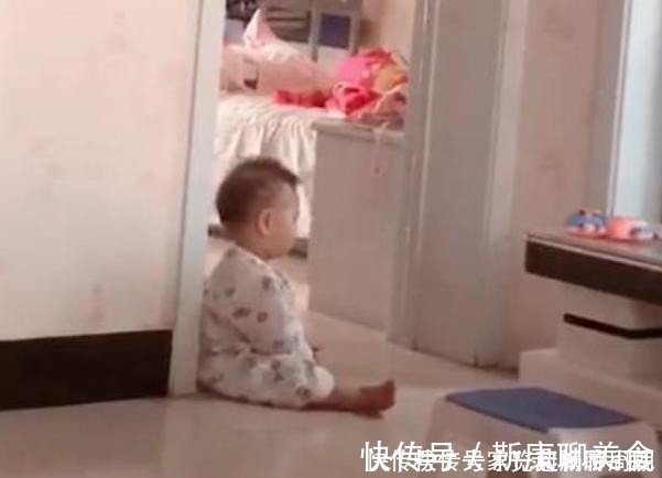 弟弟|弟弟想和姐姐一起玩，坐在房门口等姐姐醒，这姐弟俩相处得太好了