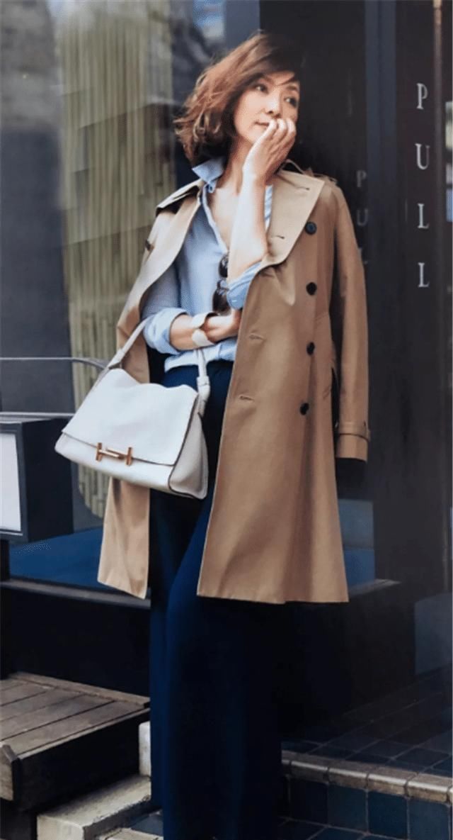 女人中年以后，穿衣打扮要“得体”，更要学会不装嫩不显老，共勉