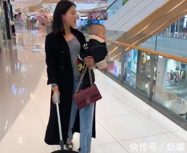 妈妈|“最美妈妈”遛娃逛街两不误火了,网友:是个高手!