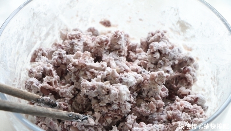 夏天红豆别煮粥了,加半碗糯米粉一蒸,清凉又解暑,比凉糕好多了