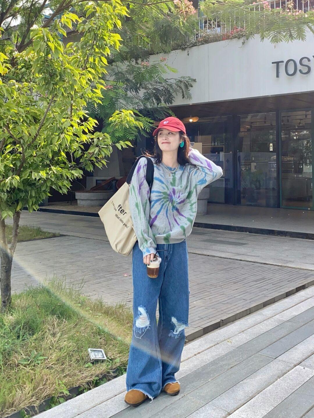 碎花裙 不费力穿搭指南,卫衣搭配牛仔阔腿裤简约洋气,少女感扑面而来