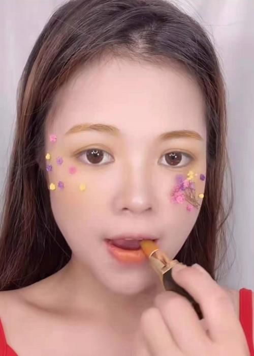  长相|小姐姐用一根口红化妆全脸，开始：长相还挺美，看到最后：手也这么巧！