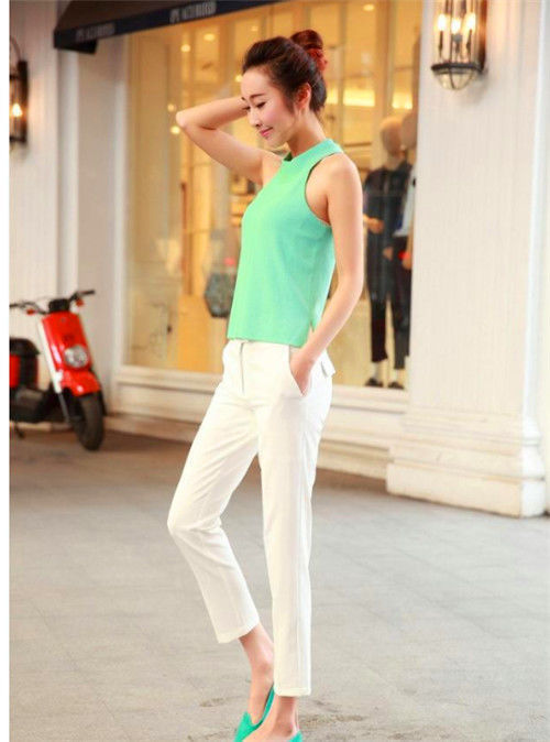 街拍：眉清目秀的小姐姐，一件时尚的连衣裙，展现成熟女人魅力