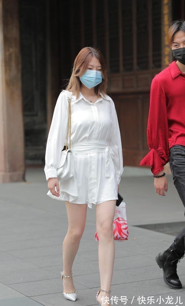 知性 连衣裙知性又俏皮,少不了休闲裤装的修饰,气质优雅