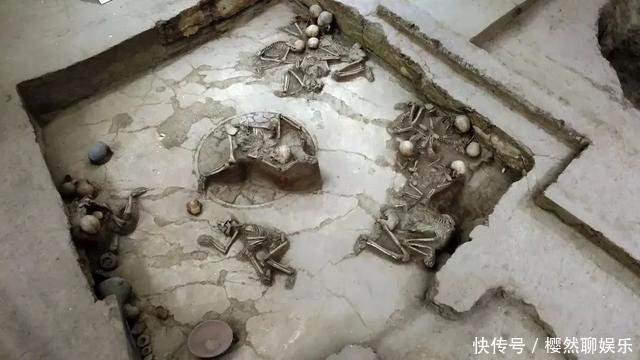 地震来临,“母亲”紧紧护着孩子死去,被人发现已过了4000年