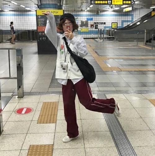 运动鞋|卫衣+裙装好看又温柔，小个子这样穿显可爱，小姐姐尽显甜美范