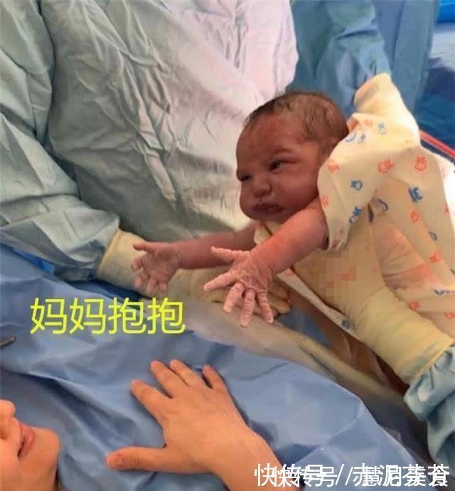 安静了|新生儿“伸手”找妈火了,刚出生就要妈妈抱,网友直呼太暖心