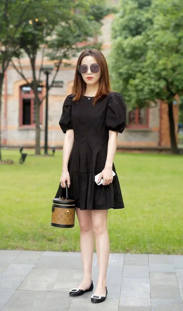 美女|街拍美女:连衣裙穿搭这样好迷人,勇敢追求新鲜感受,微胖穿也很美