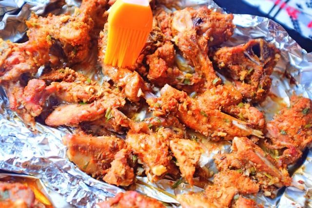 家庭烤箱也能做出来滋滋美味的烤羊排，吃起来外酥里嫩，还流汁