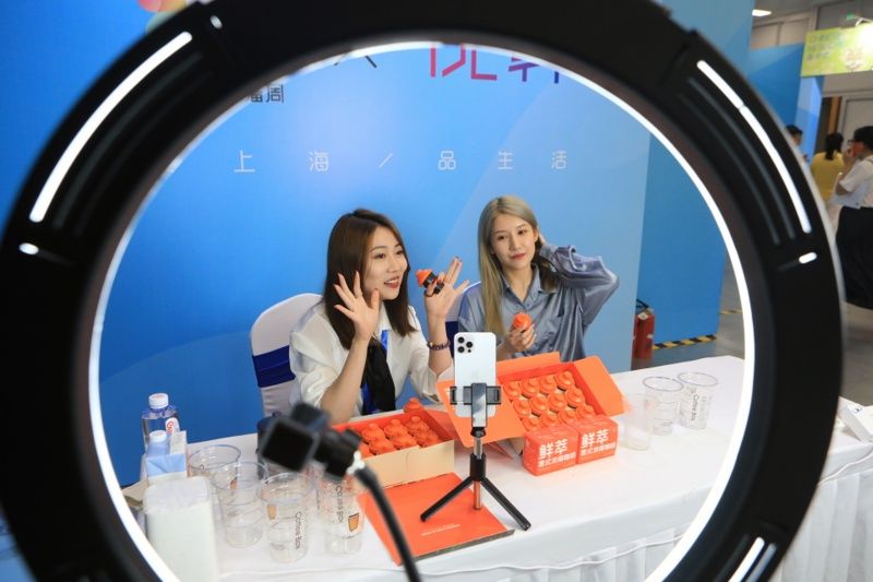 chris|国潮国货齐聚，“时尚之夜”燃爆北外滩