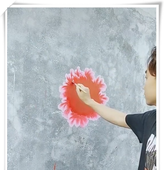 作画$美术生在墙上作画,刚开始被说没素质,成品一出我家墙就交给你了