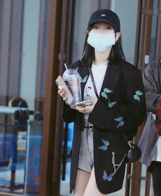  线条|纯黑跟大白腿绝配！超短裤系列外搭黑色外套太显白了，越看越过瘾