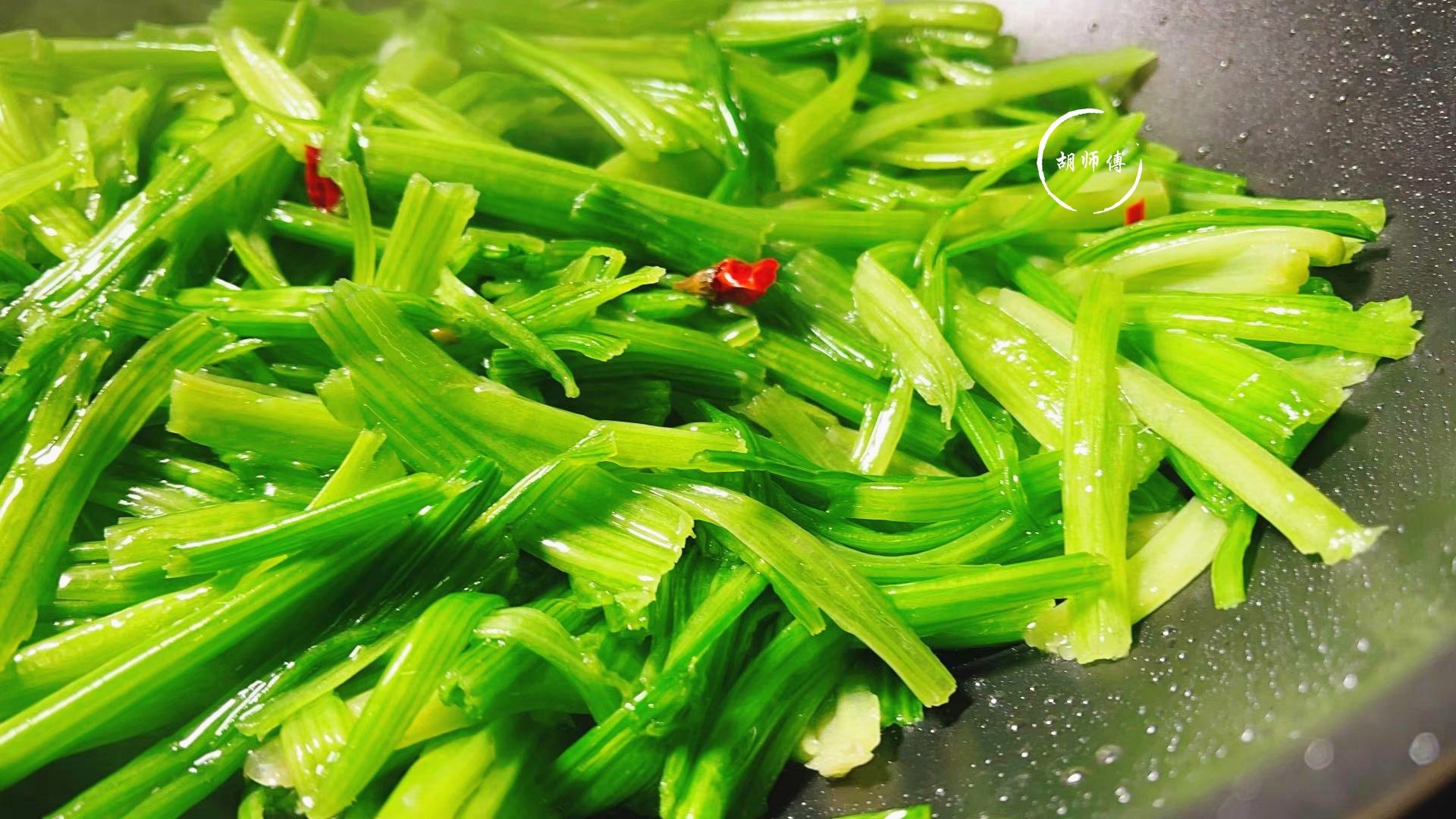 它是天然补脑菜，现在正当季，每周吃2次，头脑聪明，记忆力更强