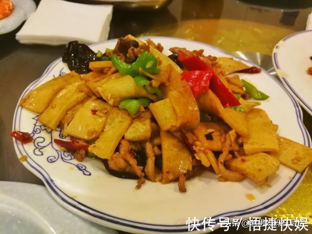 烙馍|8道凉菜,15道热菜,农家院的团圆饭总花费588元,网友说:太值了