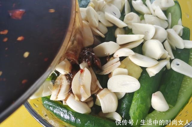 旱黄瓜|腌酸辣黄瓜时,用这种醋代替白醋,腌出的黄瓜有果香味,口感特棒
